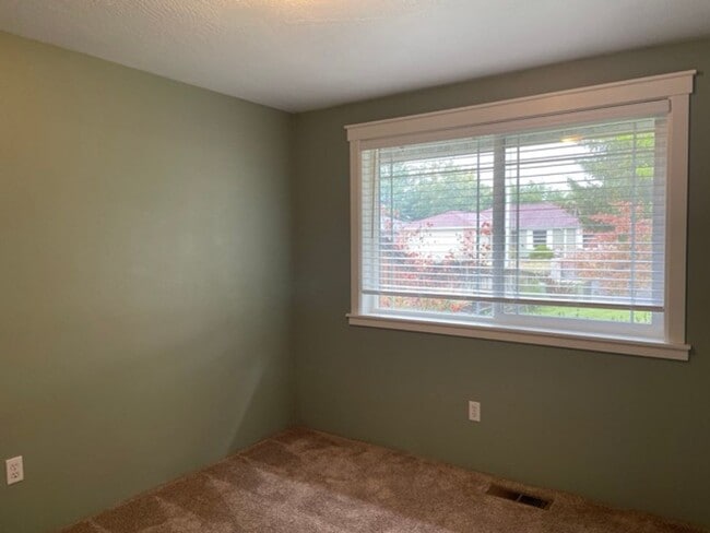 Building Photo - Nice 3 Bedroom 2 Bath home in Central Point