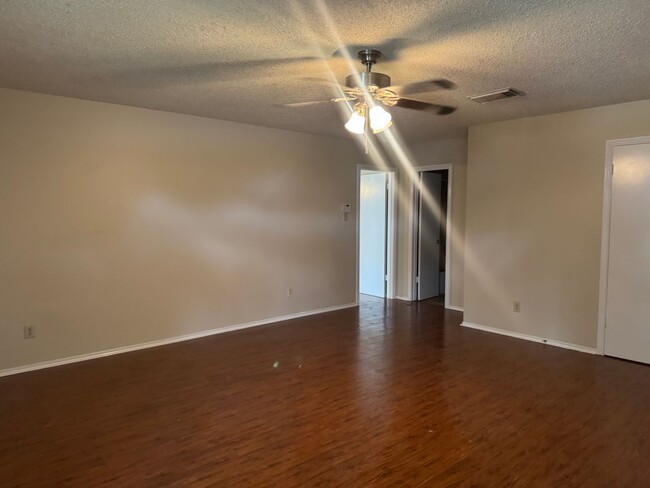 Building Photo - Beautiful 3/2 Home Available for Lease In ...