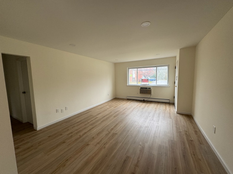 Building Photo - 180 Littleton Rd