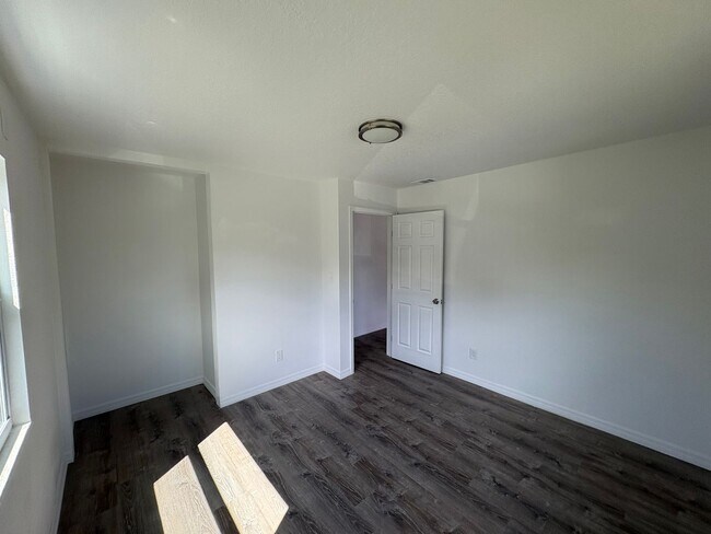 Building Photo - Charming & Completely Remodeled 3-Bedroom ...