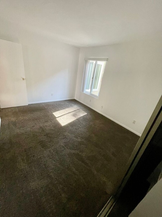 Building Photo - Bright 2bd/2bth in Quiet Del Mar Gated Community