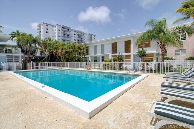 Building Photo - 6865 Bay Dr