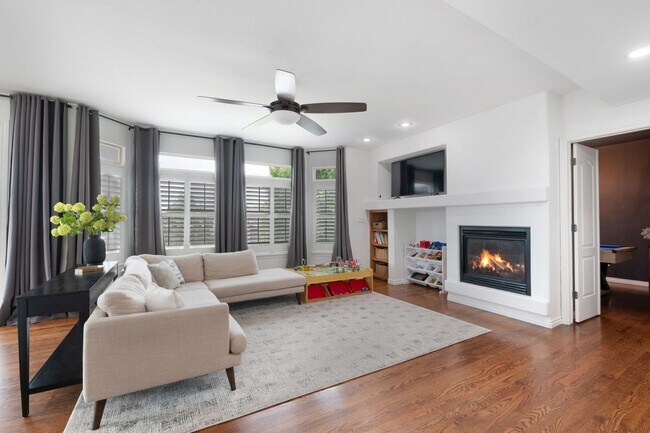 Building Photo - Elegant Mountain-View Retreat in Stone Cro...
