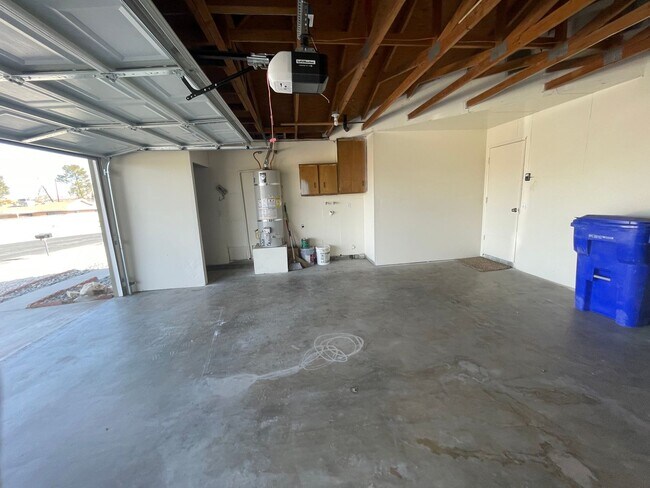 Building Photo - Victorville, 3 Bedroom, 2 Bathrooms, Large...