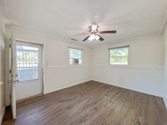 Building Photo - 102/104 Riverside