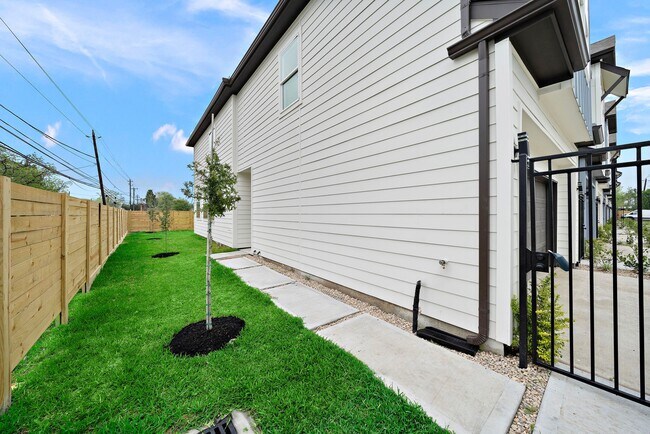 Building Photo - 8670 Easthaven Blvd