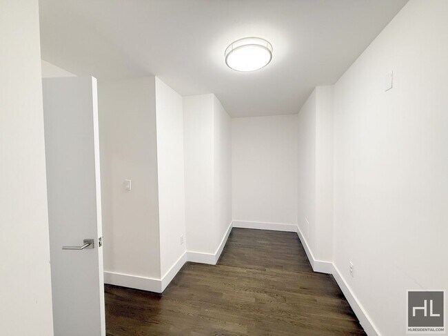 Building Photo - 2 Bed 2 bath With Home Office/ Washer and ...