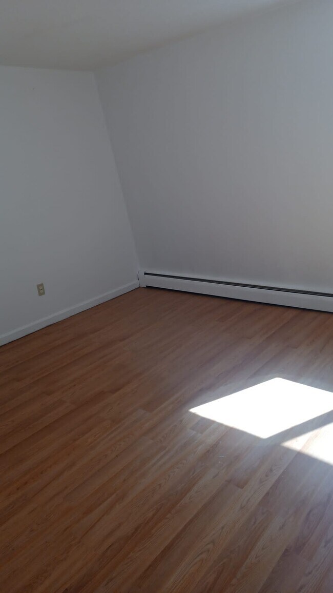 Building Photo - 82 Glen Eagle Dr