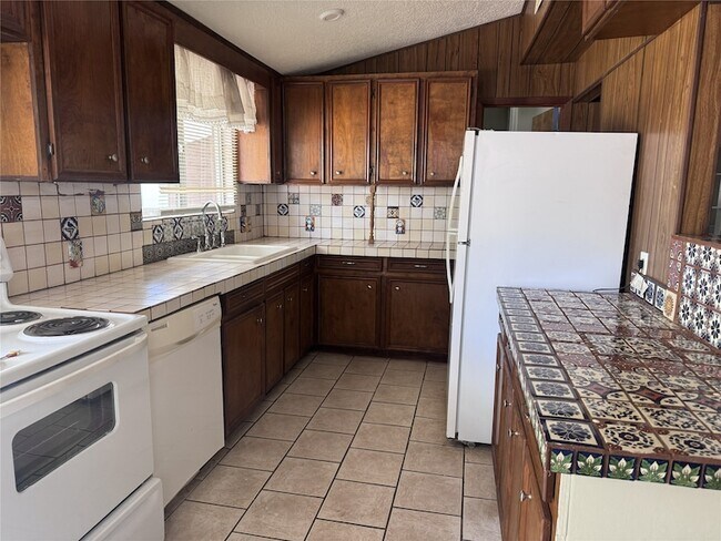 Building Photo - 16477 Piper Ln