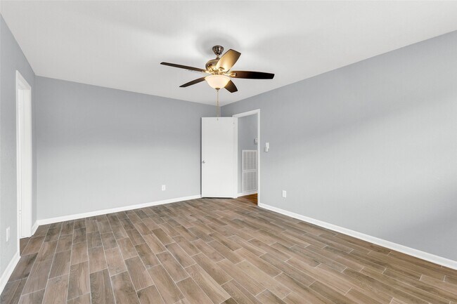 Building Photo - 10003 Windriver Dr