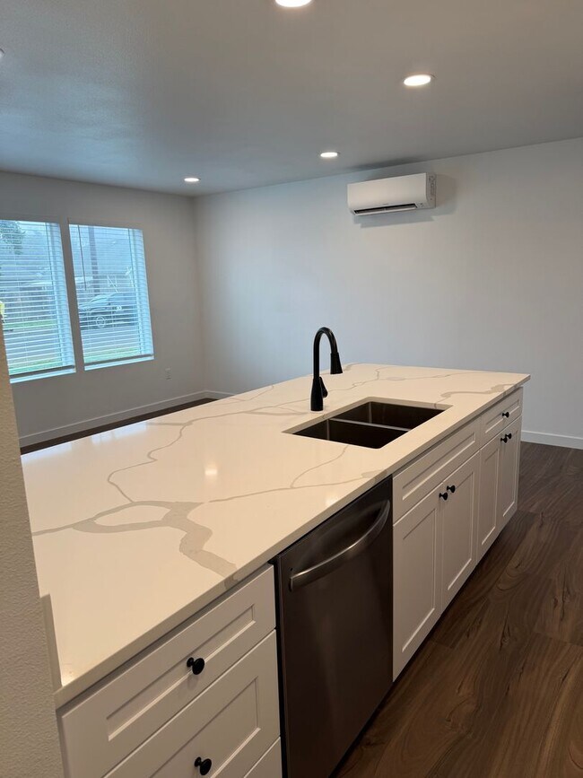 Building Photo - Brand new 3 bedroom 3 full bath townhouse in Thurston!