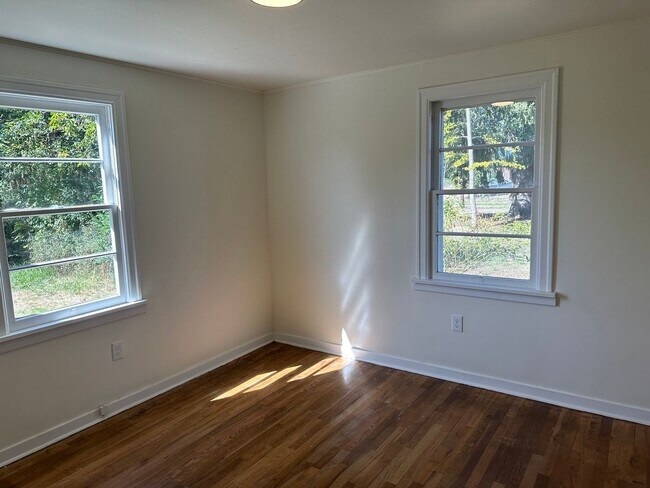 Building Photo - Updated 4 bedroom home on a huge lot!