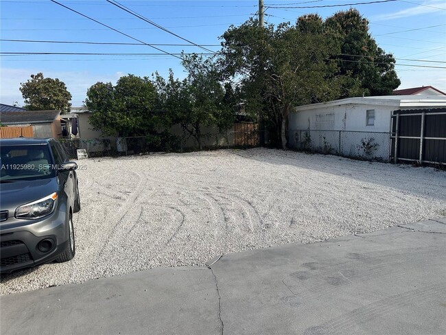 Building Photo - 659 E 19th St