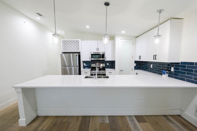 Building Photo - 8 Bedrooms 8 Baths Pre-leasing Now for 202...
