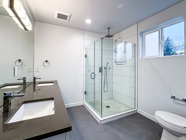 Building Photo - 1767 16th Ave S