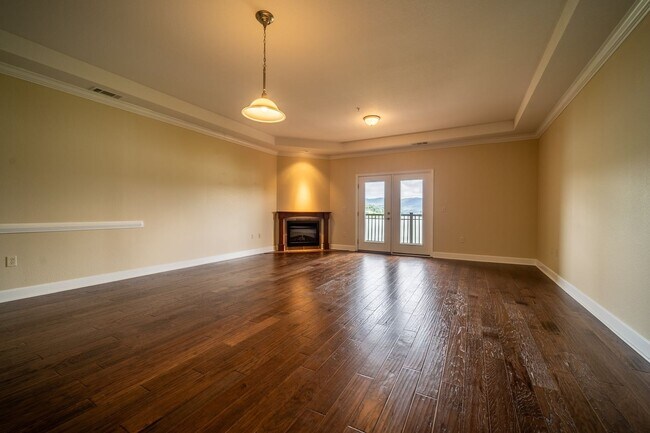 Building Photo - Lakefront Condo for Rent | 2 Bed, 2 Bath |...
