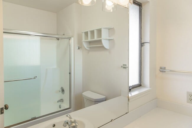 Building Photo - 2 Bedroom 2 Bath Condo in Pacific Grove