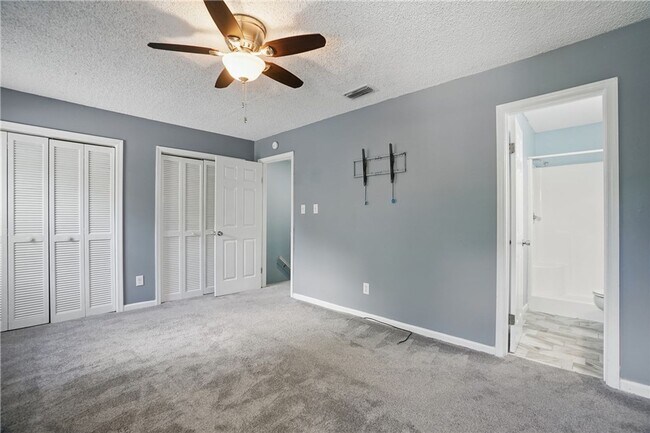 Building Photo - Stylish Townhouse in Prime VA Beach Location!