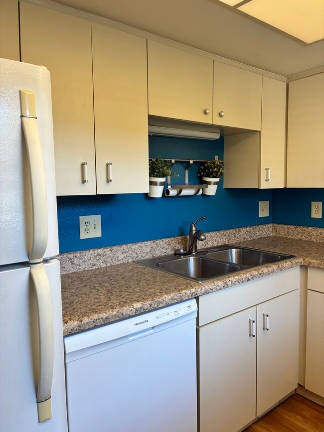 Building Photo - 3038 Eastland Blvd