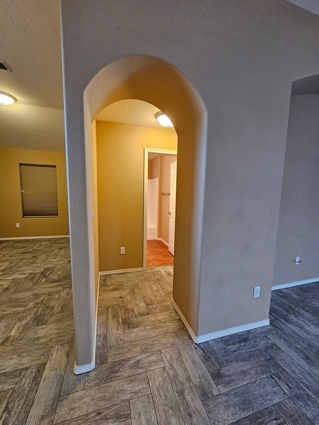 Building Photo - Beautiful Golf Course Area Home with 4 Bed...