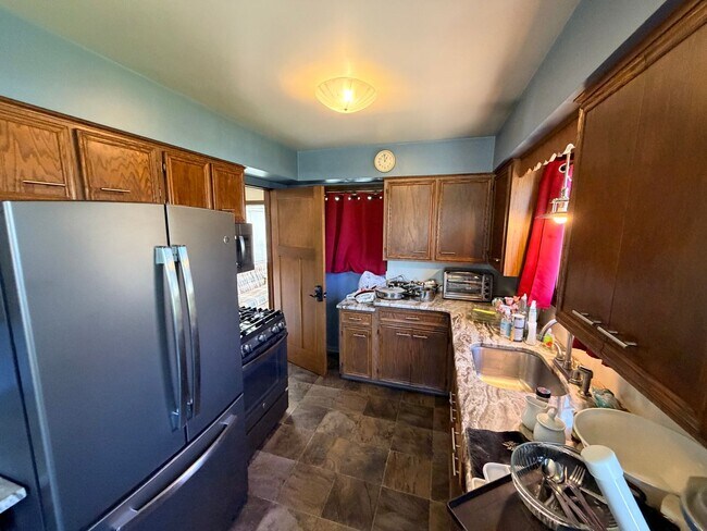 Building Photo - 2450 Porter St SW