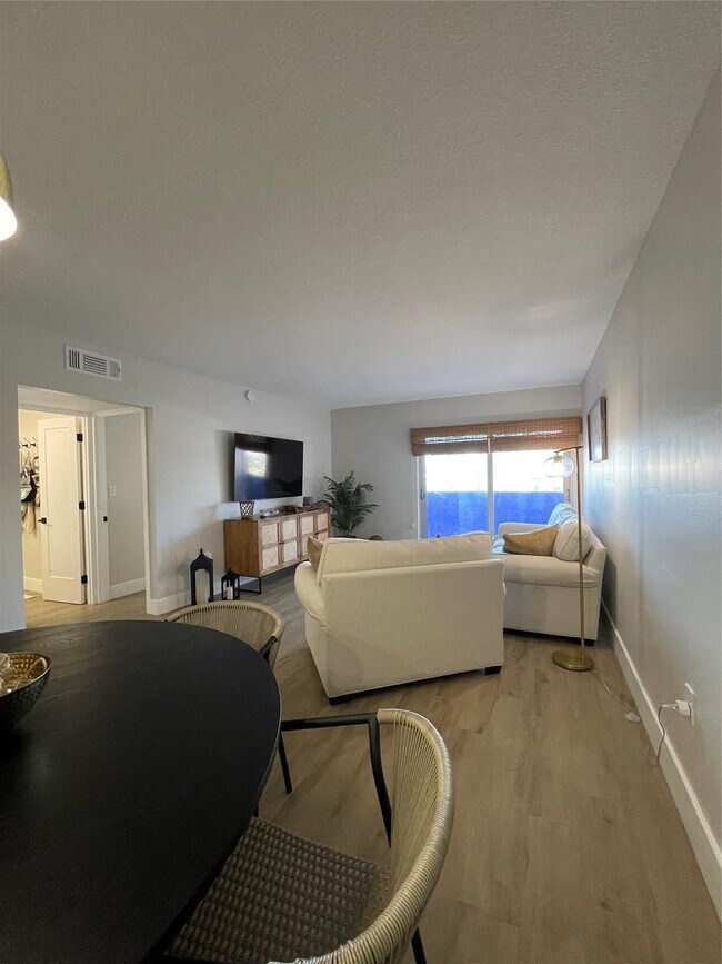 Building Photo - 400 Kings Point Dr