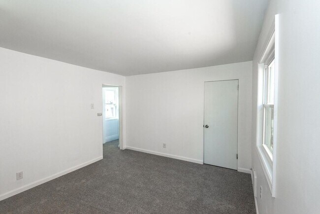 Building Photo - 453 Edith St