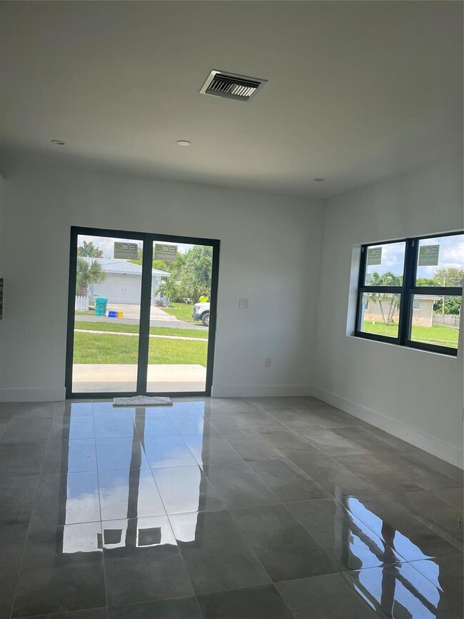 Building Photo - 2877 SE 1st Ct