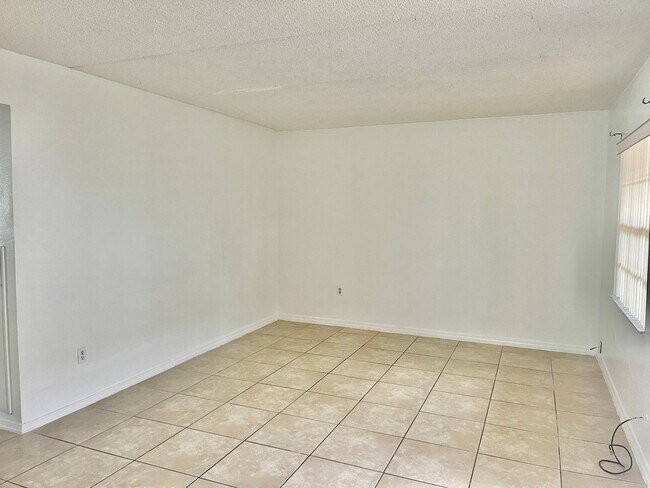 Building Photo - Palm Gardens - Molano 710