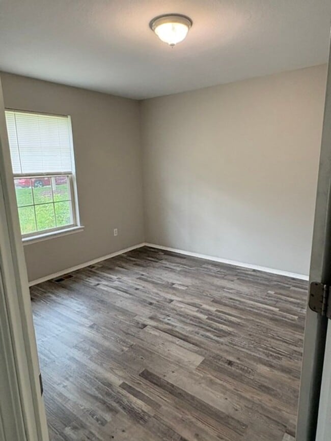 Building Photo - Ozark~ 4 bedroom walkout basement duplex for rent!