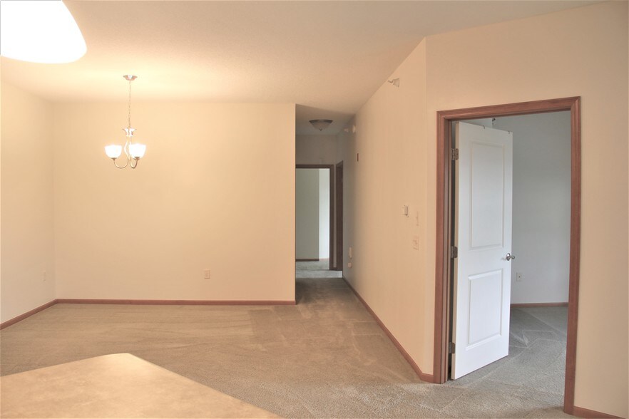 Building Photo - 2103 Silver Bell Rd