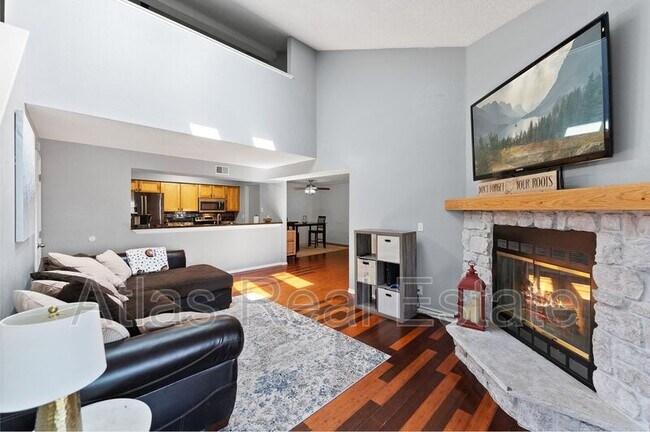 Building Photo - 12024 W Cross Dr