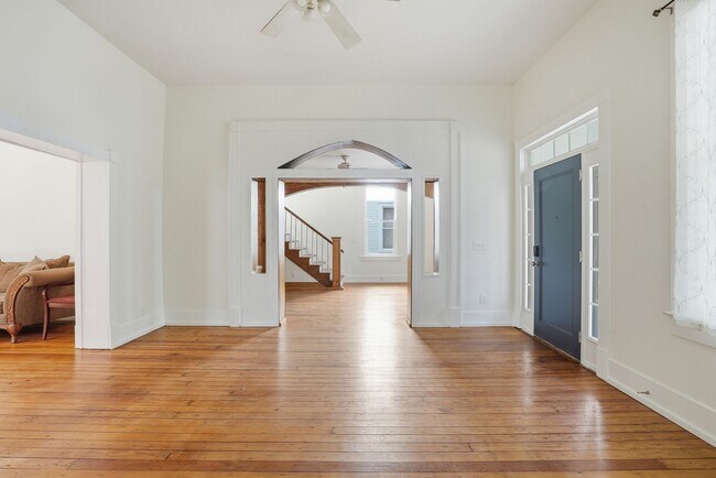 Building Photo - Beautiful Victorian Home for Lease in the Heart of Savannah