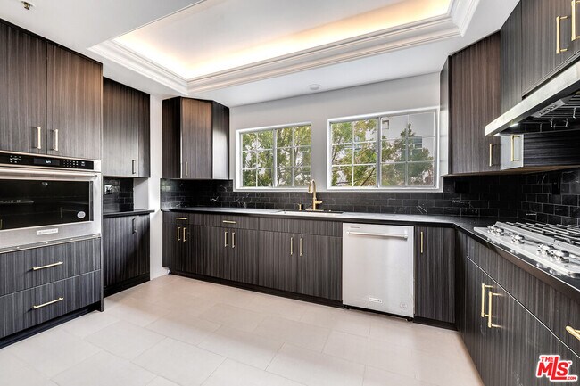 Building Photo - 120 S Palm Dr