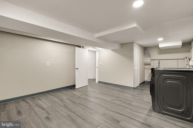 Building Photo - 8730 Ewing Dr