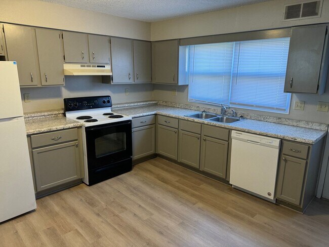 Interior Photo - 2000-2138 E Caulder Ave