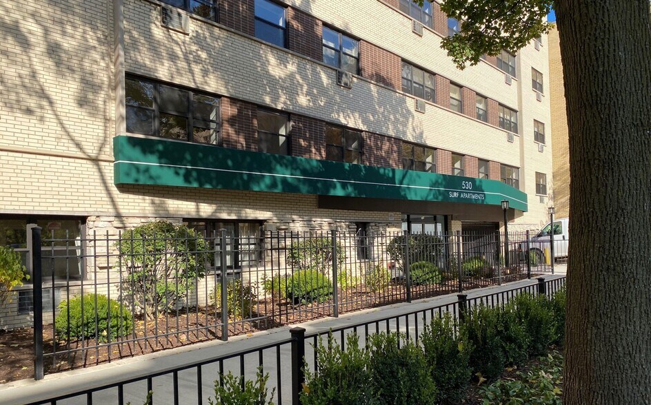 Building Photo - 525 W Surf St