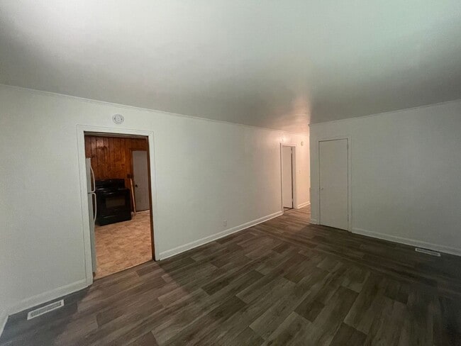 Building Photo - 3 bedroom 1 bathroom house available