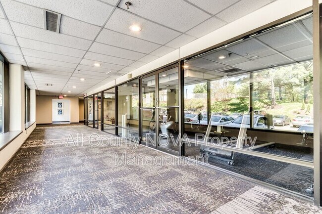Building Photo - 3800 Powell Ln