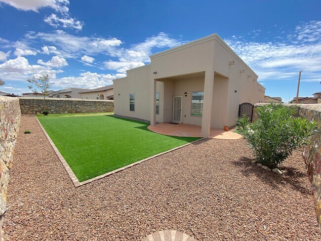 Building Photo - East El Paso 4bed/3bath Refrig A/C