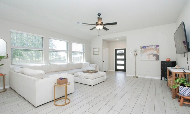 Building Photo - 320 Rise Ln