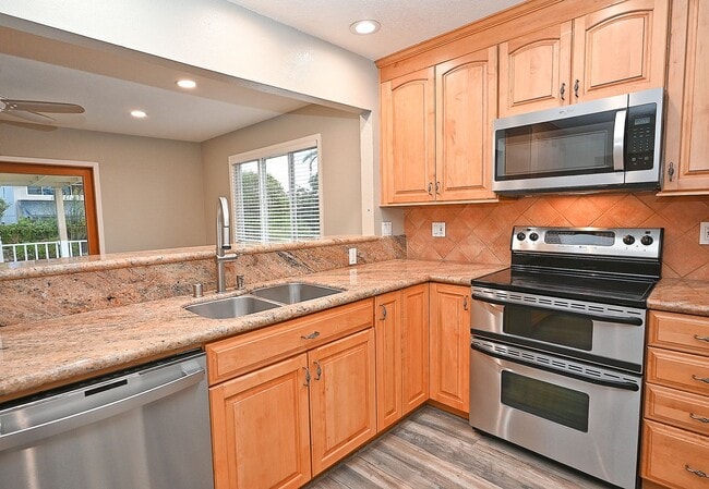 Building Photo - $3,950 -- STUNNING 4B/2BTH HOME IN BRIAR H...