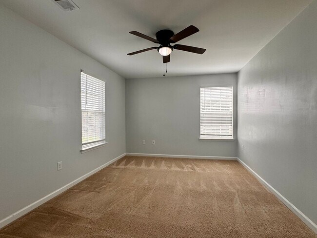Building Photo - 145 Holly Hill Dr