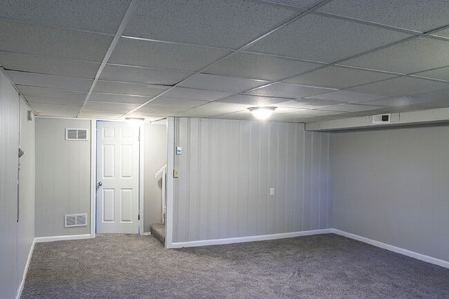 Building Photo - 3 bedroom, 2 bath Ranch with a partially finished basement