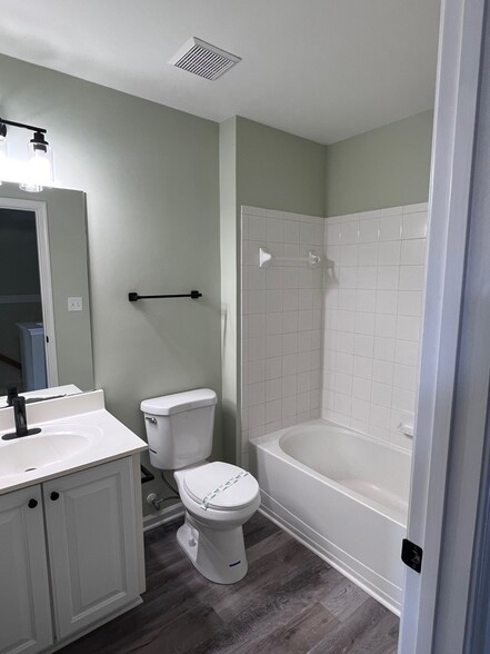 Building Photo - 1011 Meadow View Dr