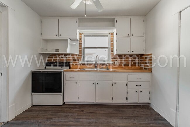 Building Photo - Lovely 2 Bedroom / 1 Bathroom Home | Benson