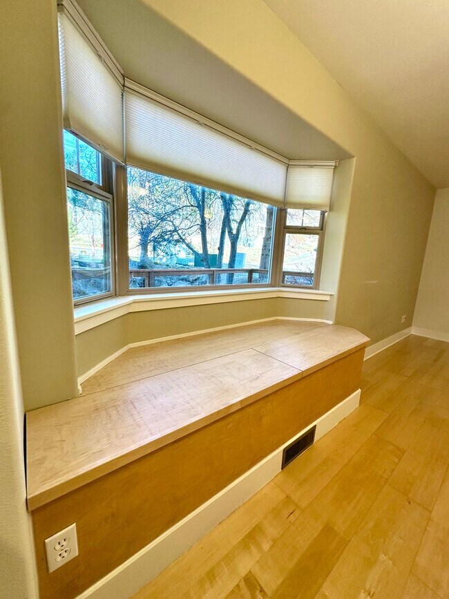 Building Photo - 1889 NW Monterey Pines Dr