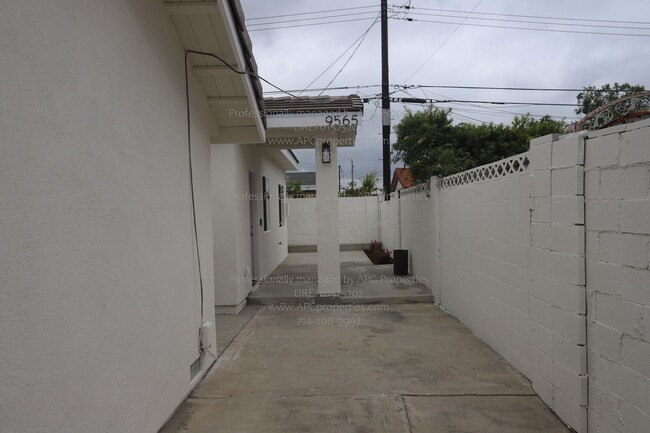 Building Photo - 9565 Mansor Ave