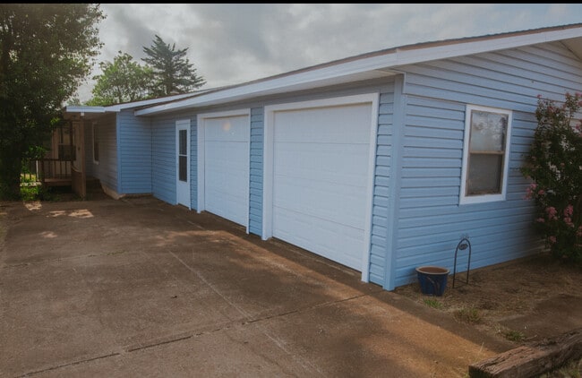 Building Photo - 30507 N 2960 Rd