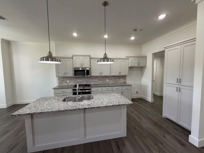 Building Photo - 405 Ranger St